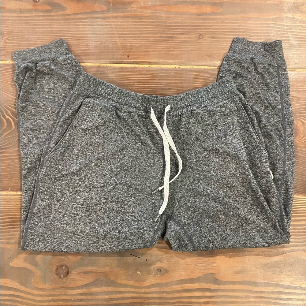 Vuori mid rise performance jogger size small